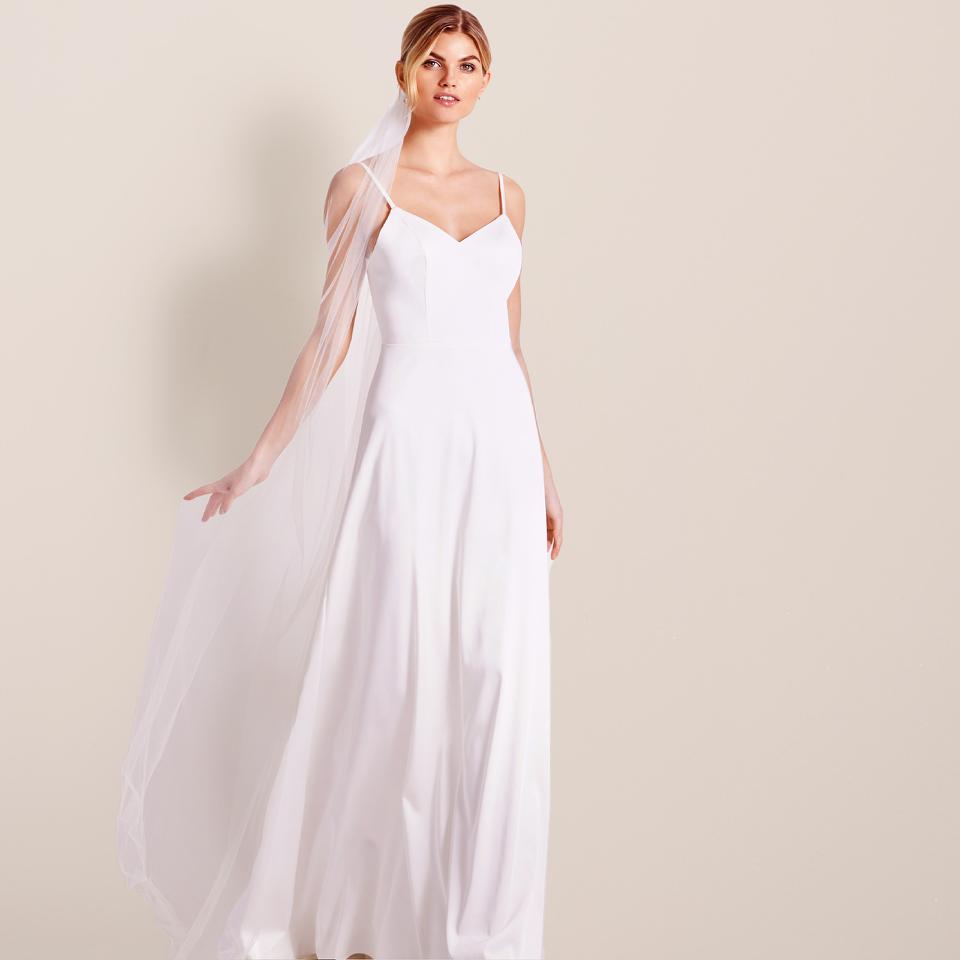 Helt enkel og stilren satinbrudekjole