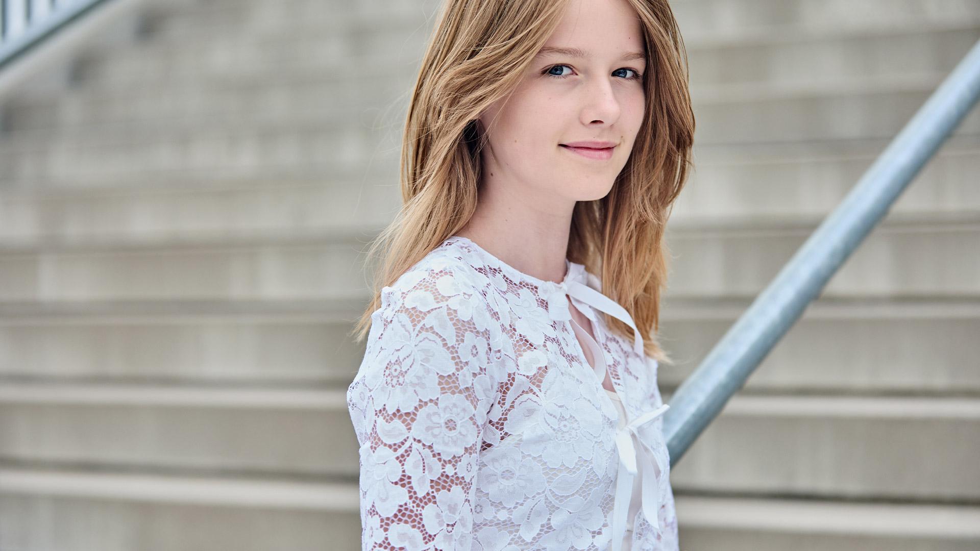 Brug en fin blonde bolero med oufrmer over dit konfi-outfit