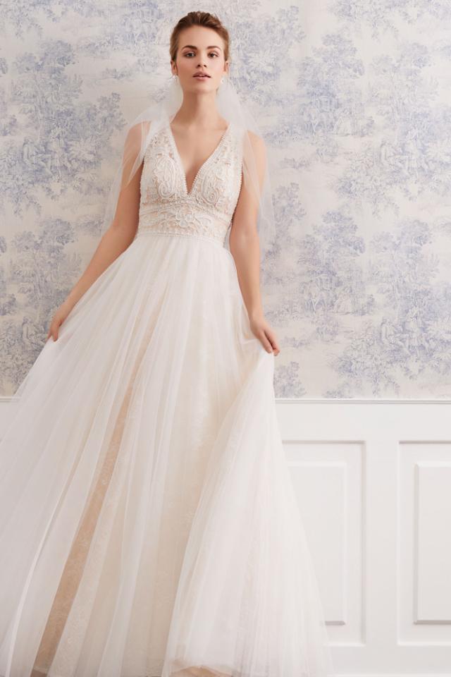 Tulle weddingdress with sublte rosy underlayerings and floral glitter