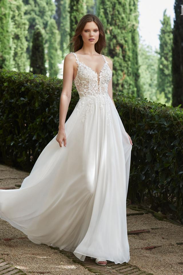 flowy weddingdress perfect for summer weddings with lace shoulder straps