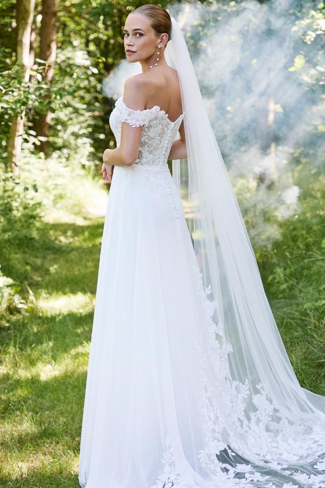 flowy weddingdress perfect for summer weddings