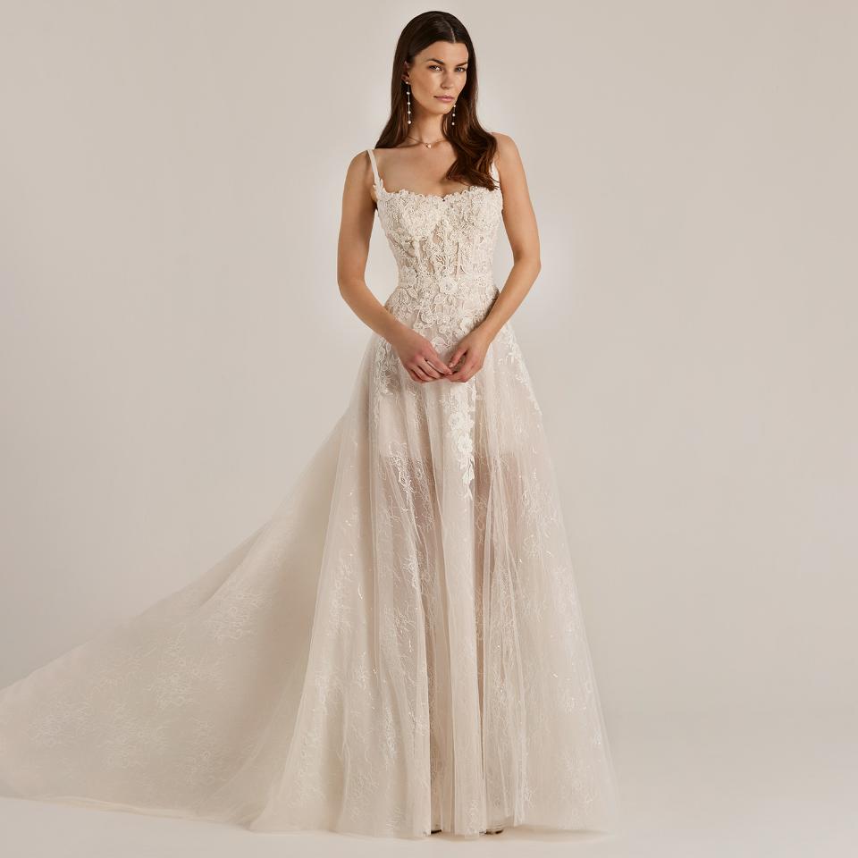 Lace bridalgown | LILLY