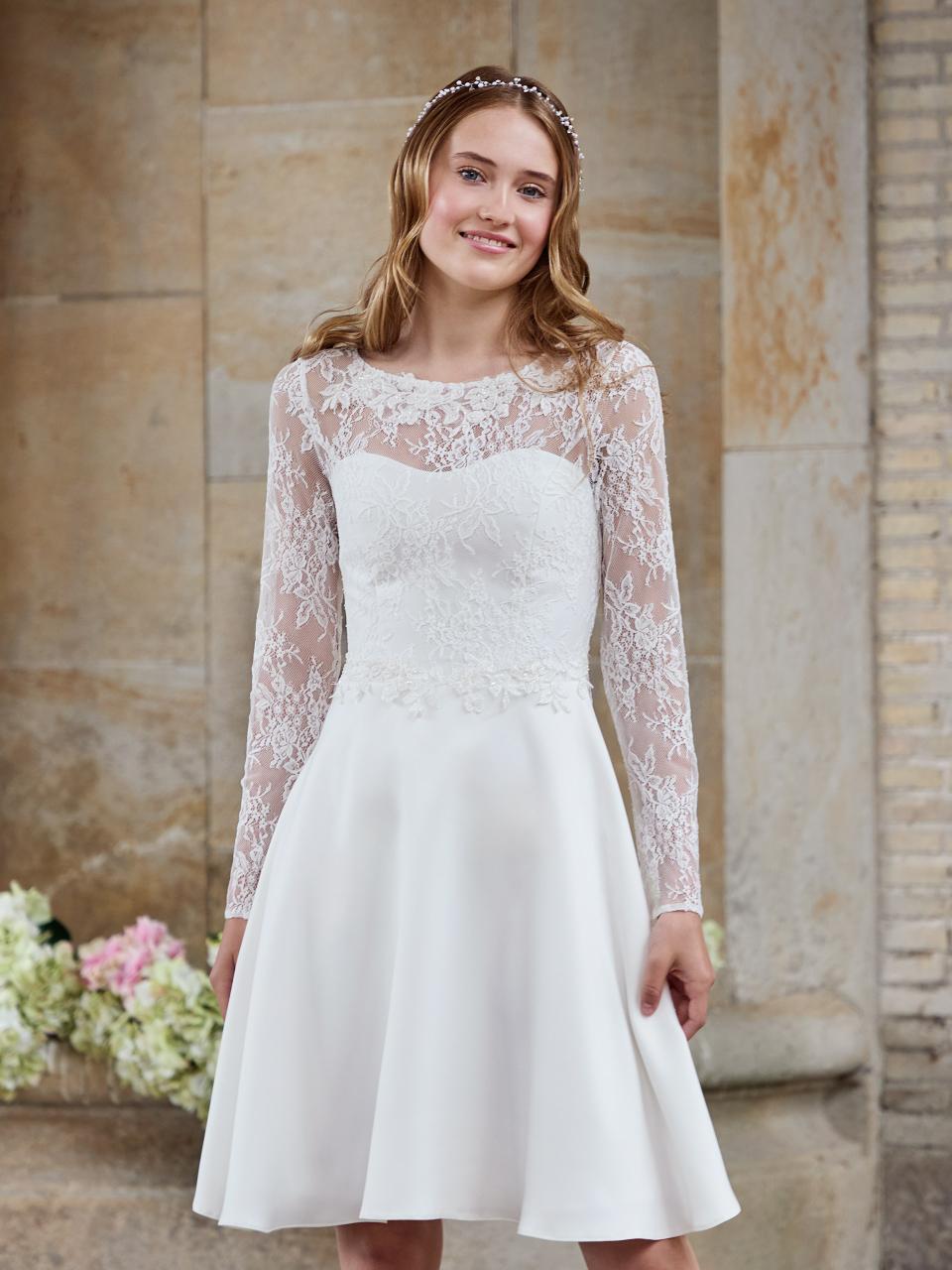 Smuk Lilly konfirmationskjole i blonde med lange blondeærmer