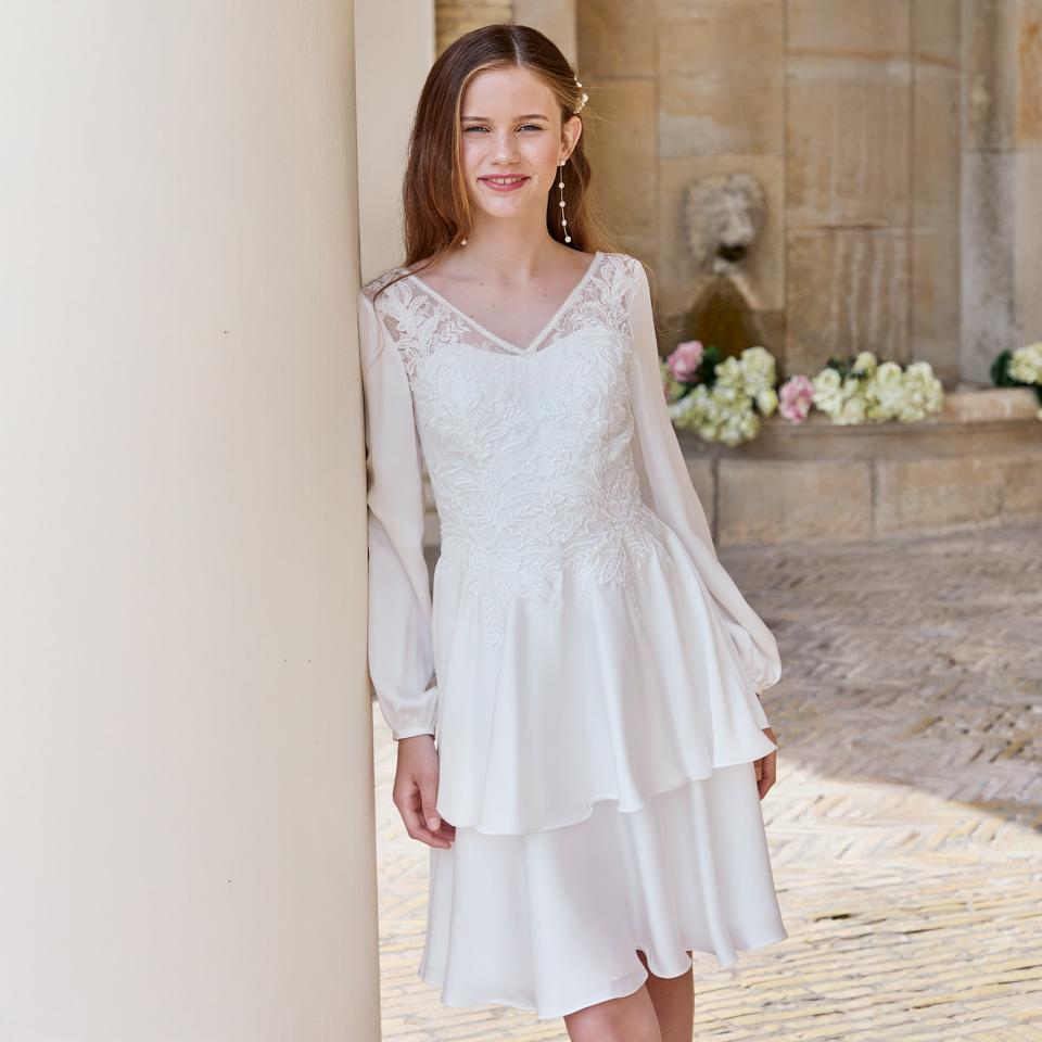 Lilly konfirmationskjole med flæser i nederdelen og en smuk broderet overdel