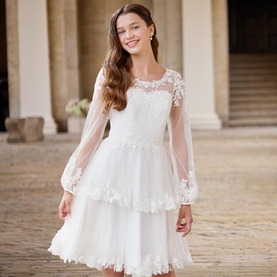 Lilly konfirmationskjole med flæser i luftigt tyl med fine blondekanter