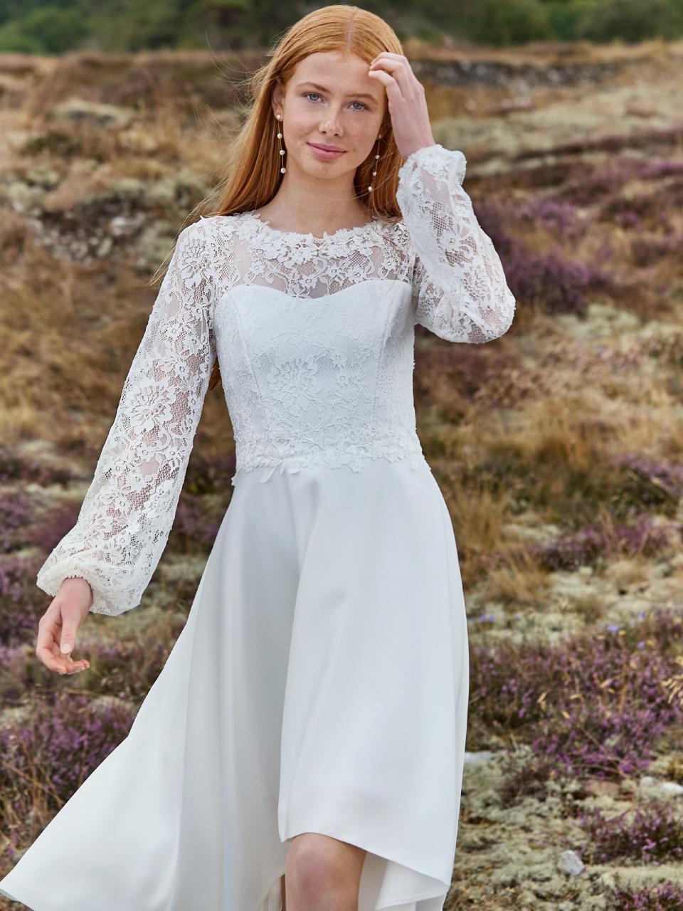 Konfirmationskjole fra LILLY med blødt high low skirt og lange blonde puf ærmer