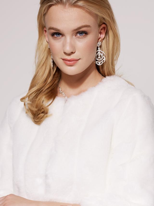 Hvis vejret driller, så brug en fed brude jakke eller et elegant sjal i din styling